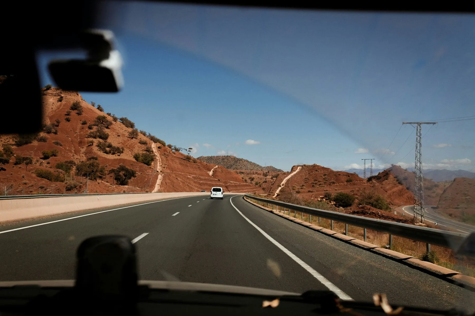 Route nationale dans les montagnes marocaines, vue depuis une voiture